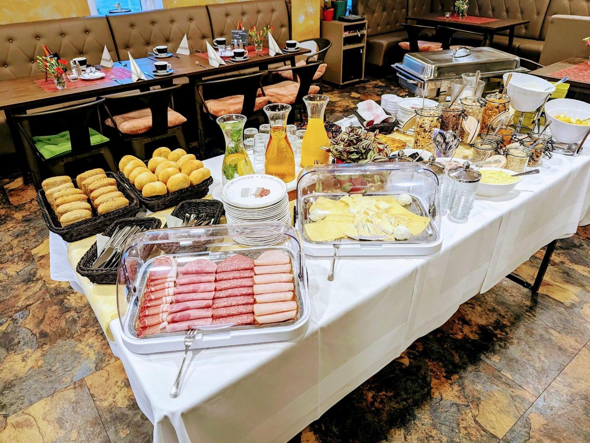 מלון Halle  Cafe & Mehr מראה חיצוני תמונה